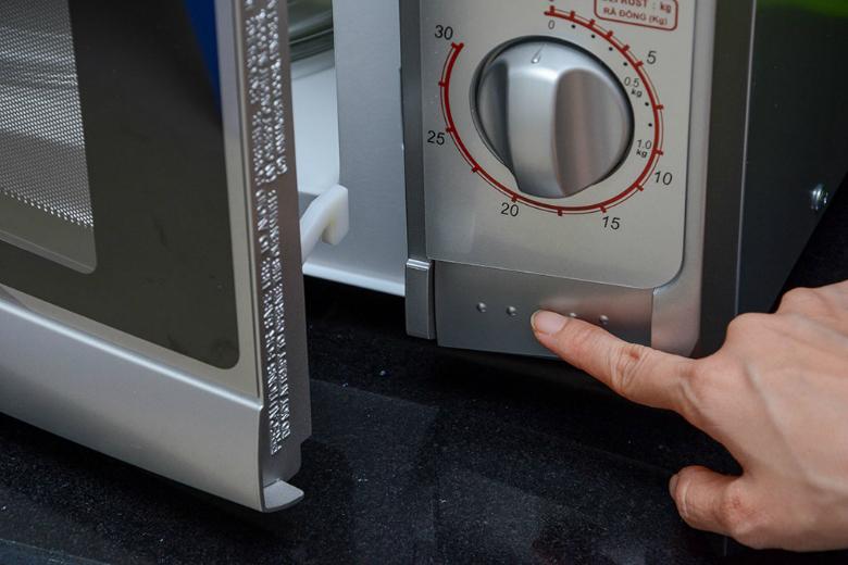 Nhẹ nhàng ấn nút là mở được cửa lò Nhẹ nhàng ấn nút là mở được cửa lò